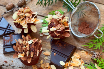 Zapfen, Muffins mit Mandel- Bl&auml;ttchen