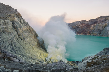 Sonnenaufgang am Ijen Vulkan in Indonesien