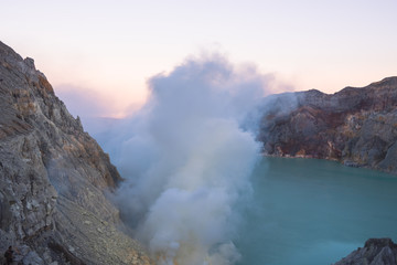 Obraz premium Sonnenaufgang am Ijen Vulkan in Indonesien