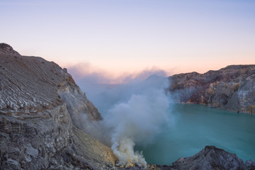 Sonnenaufgang am Ijen Vulkan in Indonesien