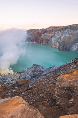Sonnenaufgang am Ijen Vulkan in Indonesien