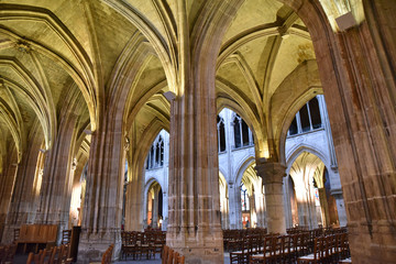Fototapeta na wymiar Voûtes gothiques de l'église Saint-Séverin à Paris, France