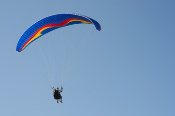 Esportistas praticando paraglider no brasil