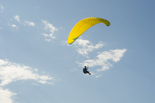 Esportistas praticando paraglider no brasil