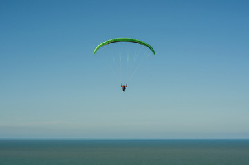 Esportistas praticando paraglider no brasil