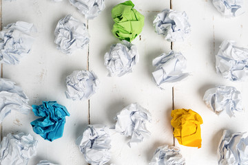 Papierkugeln als Symbol f&uuml;r Ideen - mit ein paar die herausstechen