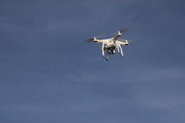 Drone en vol avec appareil photo et vidéo