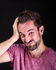 Beschäftigter besorgter Mann in der unangenehmen, peinlichen Situation
