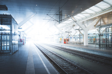 Bahnhof am Abend, Sonnenstrahlen Abreise/Ankunft 