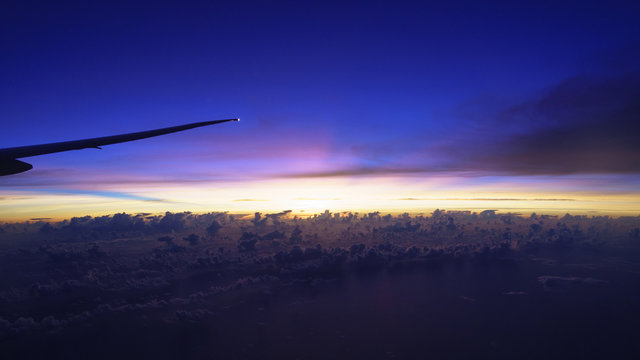 飛行機からの夜明け前の朝日 Sunrise before the dawn from the plane