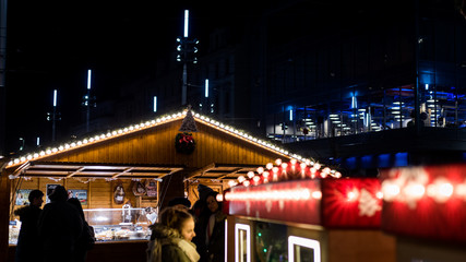 Jarmark świąteczny- ozdoby świetlne © BlackMediaHouse