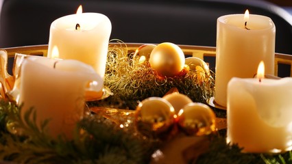 Adventskranz mit vier brennenden Kerzen
