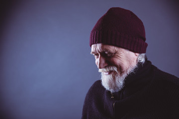 Attraktiver Senior mit Bart friert 