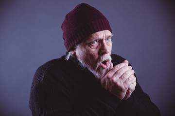 Attraktiver Senior mit Bart friert