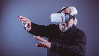 Älterer Mann mit VR Brille