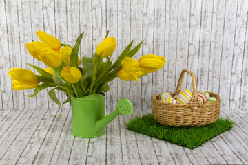 Gelbe Tulpen mit Ostereier