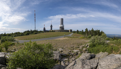 Das Gipfelplateau des Großen Feldbergs im Taunus mit den charakteristischen Türmen