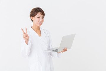 白衣の女性　ラップトップ