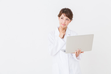 白衣の女性 ラップトップ