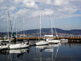 Obraz premium Barcos veleros en el puerto de Vigo, Galicia. España