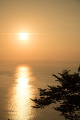 水平線から昇る太陽