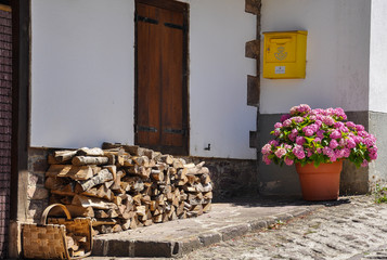 Leña, flores y buzón, hortensias, Navarra, España, mundo rural