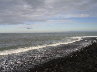 アイスランド・氷河湖近くの海岸の流氷