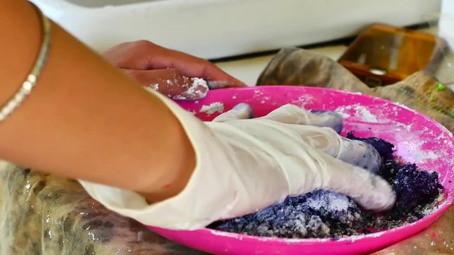 How to make colored powder, holi Festival. The hands are salting food coloring mixed with corn starch to make a flour colorAnd dried until the dry powder for colour will be the Festival holi.