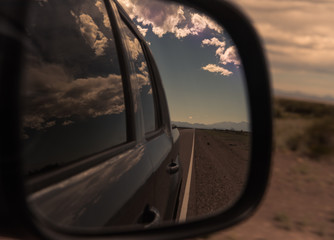 NUBES SOBRE EL ESPEJO