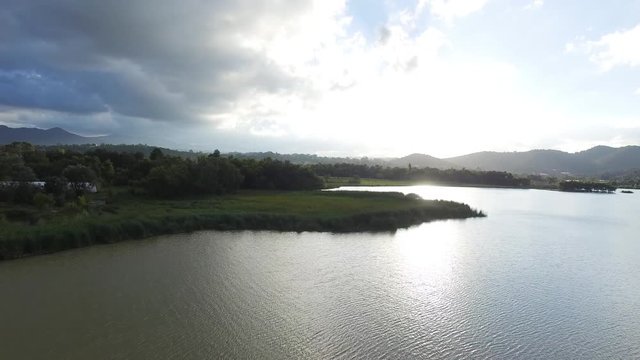 Atardecer nublado sobre rio en san miguel regla en Mexico