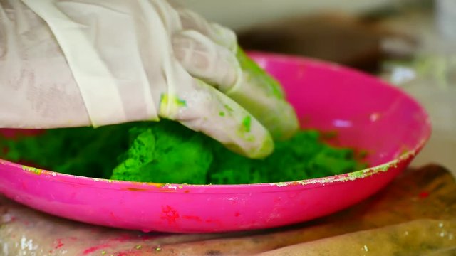 How to make colored powder, holi Festival. The hands are salting food coloring mixed with corn starch to make a flour colorAnd dried until the dry powder for colour will be the Festival holi.