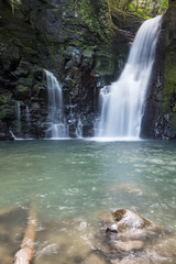 Fototapeta na wymiar 大野渓谷の鍵掛けの滝と水面