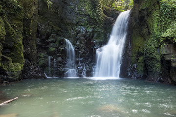 Fototapeta na wymiar 大野渓谷の鍵掛けの滝と水面