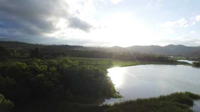 Drone volando sobre atardecer en laguna de San Miguel Regla Mexico