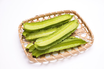 笊の上のシカクマメの実