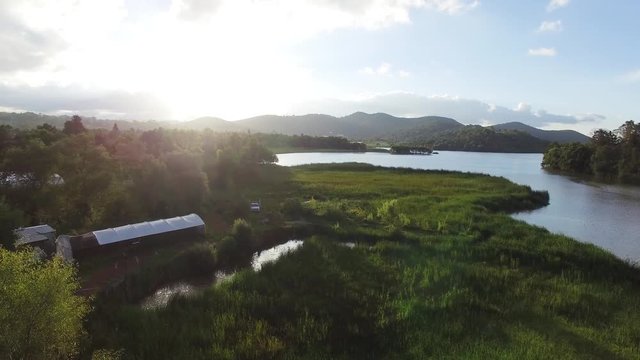 Drone volando sobre laguna en San Miguel Regla Mexico