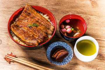 特上鰻丼　Deluxe grilled eel and rice in lacquered box