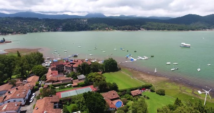 Drone volando sobre laguna de Valle de Bravo Mexico, embarcaciones 