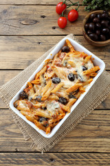 pasta al forno su tavolo di cucina rustico