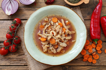 zuppa di trippa su tavolo di cucina rustico