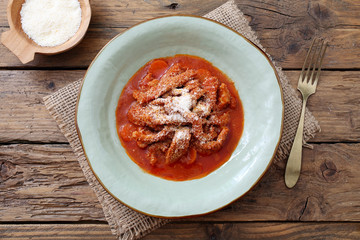 cibo Italiano trippa in salsa di pomodoro su tavolo di cucina rustico