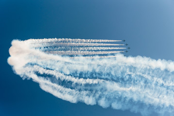 Flugschau vor blauem Himmel