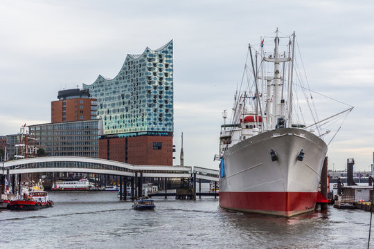 2217-Hamburg-an der Landungsbr&uuml;cke