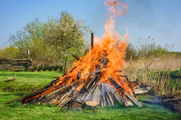 Ein Osterfeuer auf einer Wiese