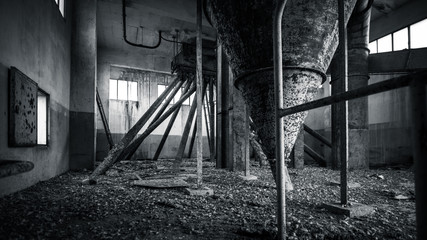 Creepy silo © R. Aonzo