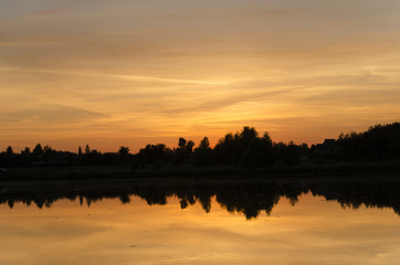 Fototapeta na wymiar Beautiful red sunset at lake