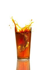 Softgetränk mit Eiswürfel und Splash