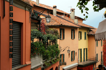Fototapeta na wymiar View of colorful, colorful houses with lanterns and flowers on the balconies..