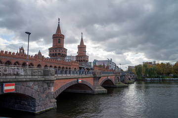 Fototapeta na wymiar Oberbaum bridge in Berlin, Germany