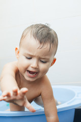 the child in the bathroom with your hands shows the gesture of negation
